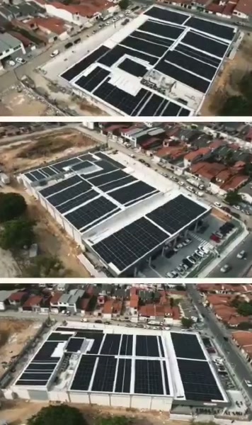 Vista aérea de cobertura comercial com painéis solares