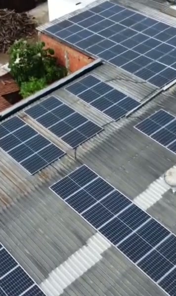 Residência com painéis solares no telhado, vista de cima